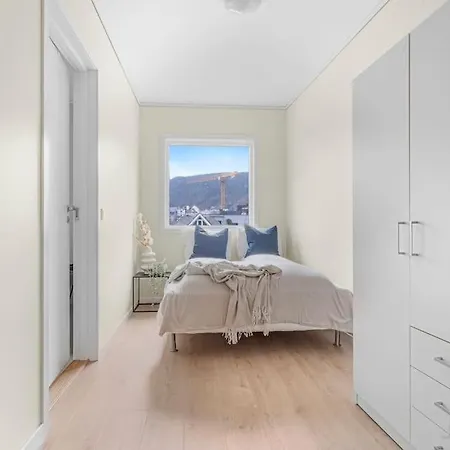 Apartment New! Huge Modern Apartment! Fit For Two Families!