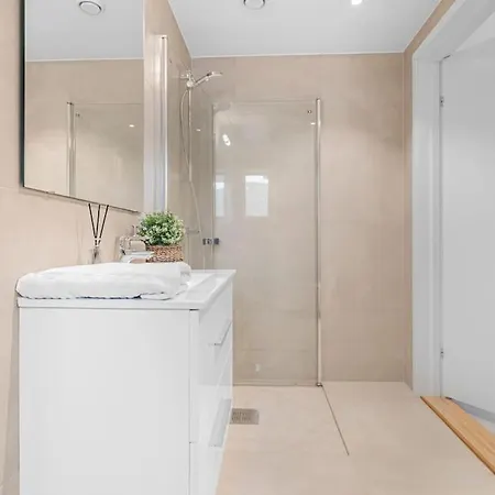 New! Huge Modern Apartment! Fit For Two Families! Bergen
