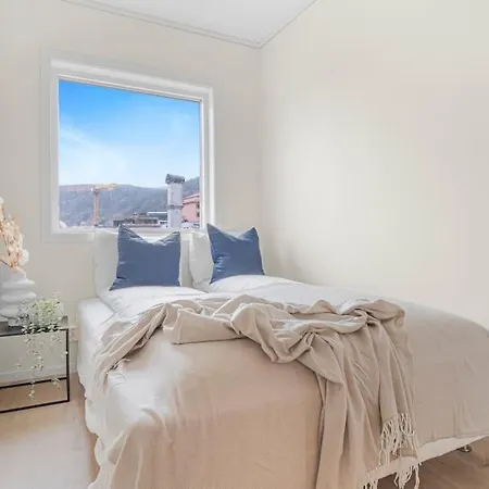 New! Huge Modern Apartment! Fit For Two Families! Apartment