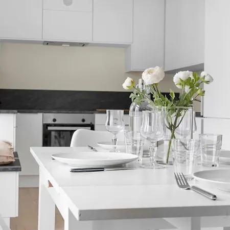 New! Huge Modern Apartment! Fit For Two Families! Apartment