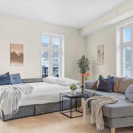 Apartment New! Huge Modern Apartment! Fit For Two Families! *