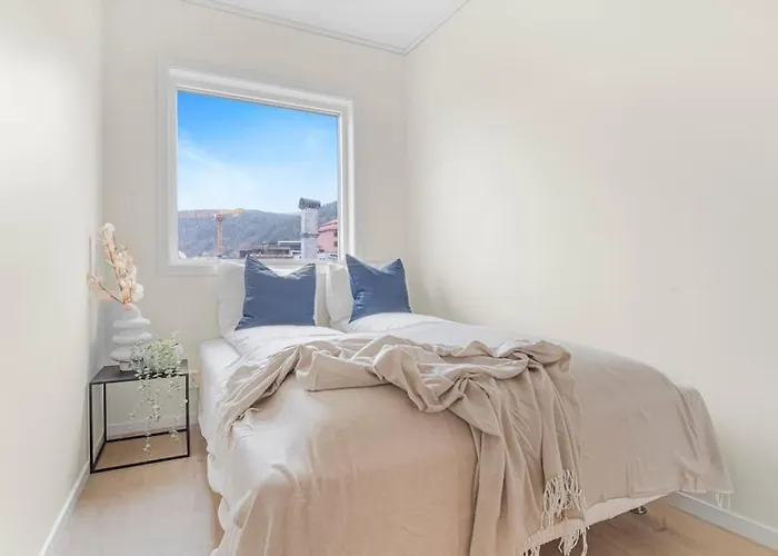 New! Huge Modern Apartment! Fit For Two Families! Apartment