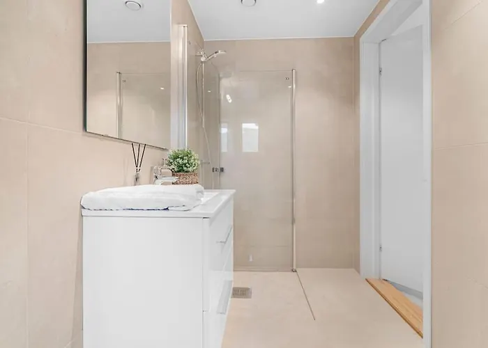 New! Huge Modern Apartment! Fit For Two Families! Bergen